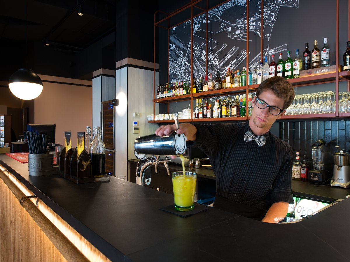 Barman przygotowujący koktajl przy barze Moje Miasto