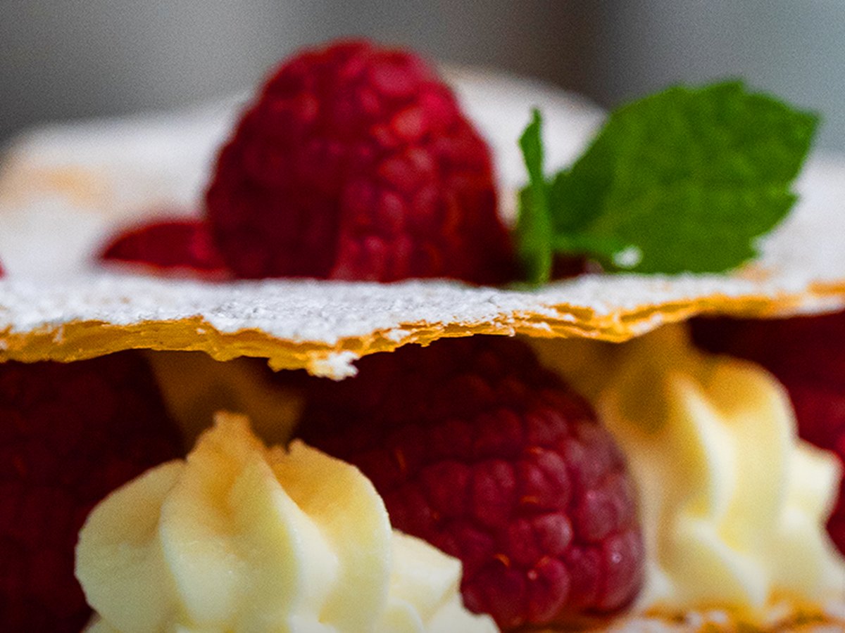 Millefeuille z kremem i malinami